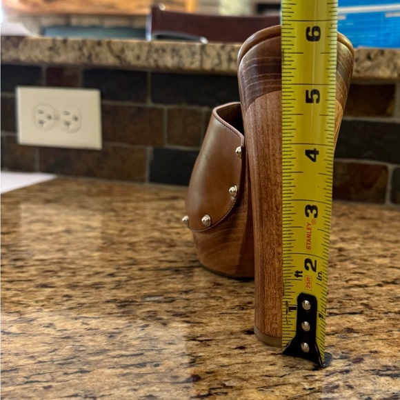 Gucci Clogs!  Gorgeous. Classic!   I only wore them once - Picture 8 of 10